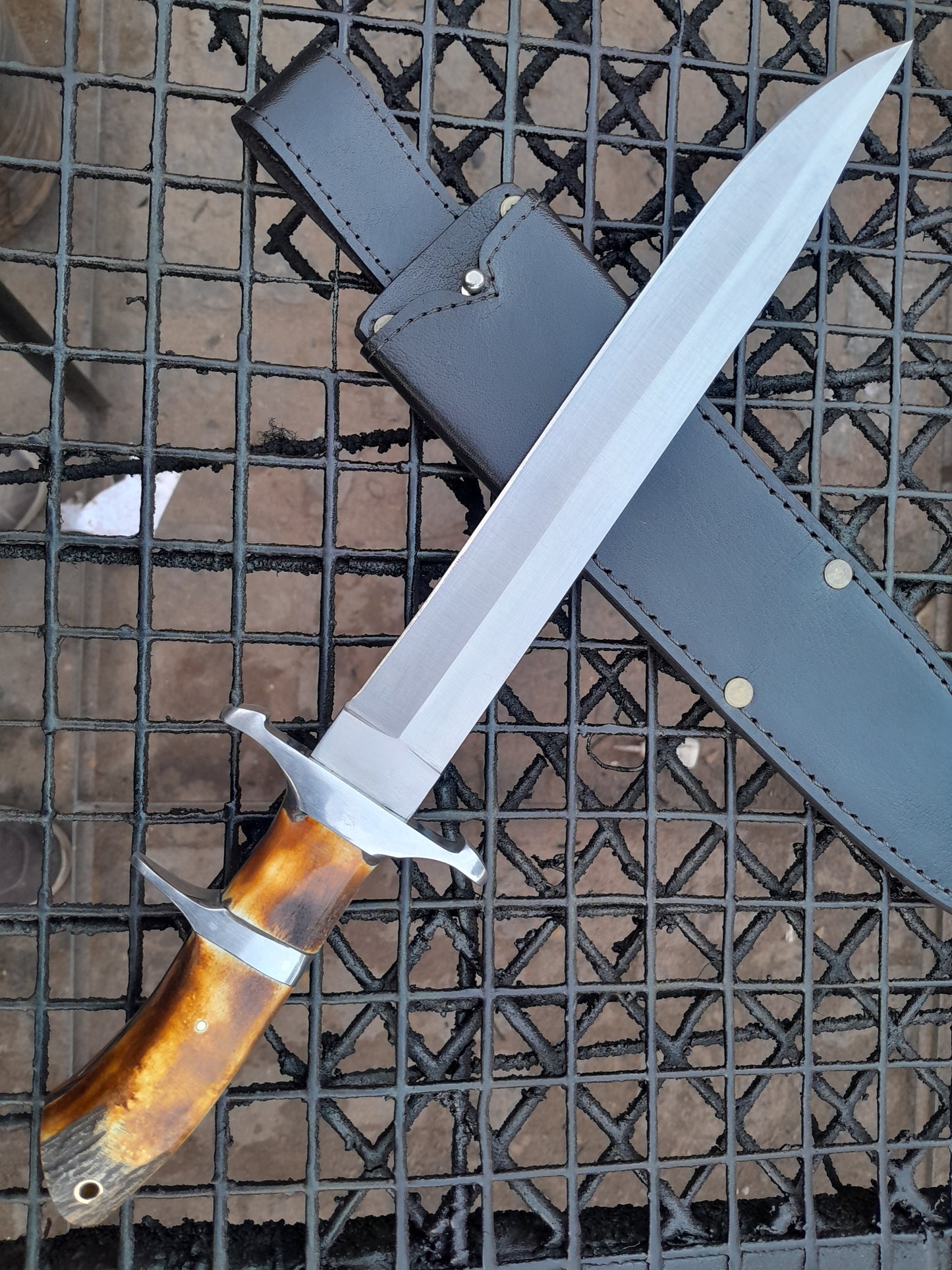 CUSTOM HANDMADE D2 TOOL STEEL BLADE HUNTING SURVIVAL CAMPING BOWIE KNIFE STAG/ANTLER HANDLE WITH LEATHER SHEATH