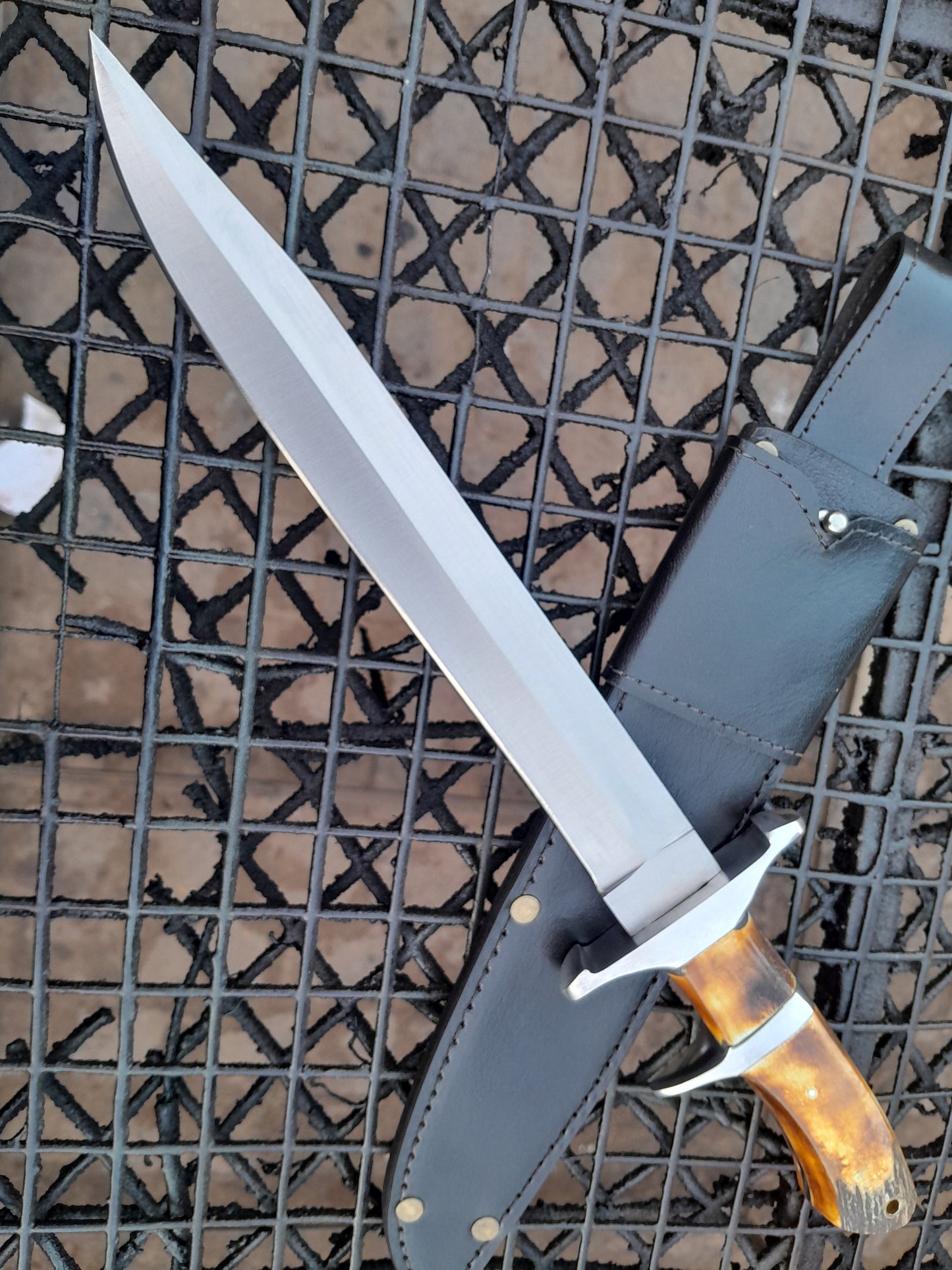 CUSTOM HANDMADE D2 TOOL STEEL BLADE HUNTING SURVIVAL CAMPING BOWIE KNIFE STAG/ANTLER HANDLE WITH LEATHER SHEATH