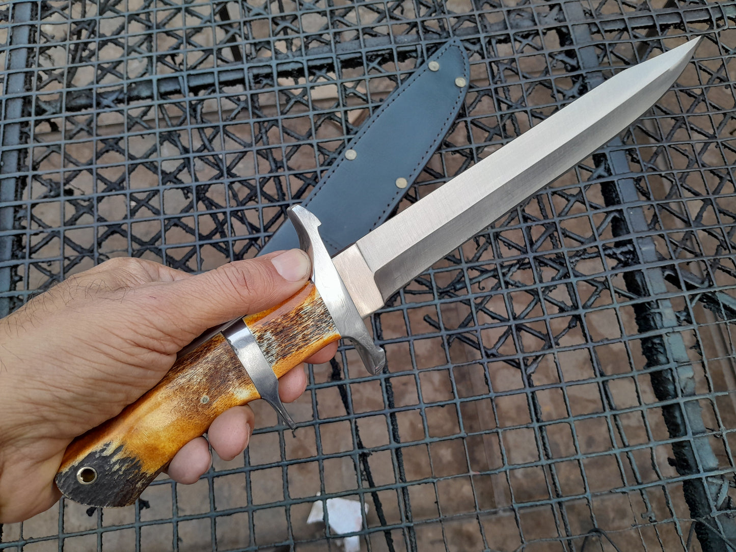 CUSTOM HANDMADE D2 TOOL STEEL BLADE HUNTING SURVIVAL CAMPING BOWIE KNIFE STAG/ANTLER HANDLE WITH LEATHER SHEATH