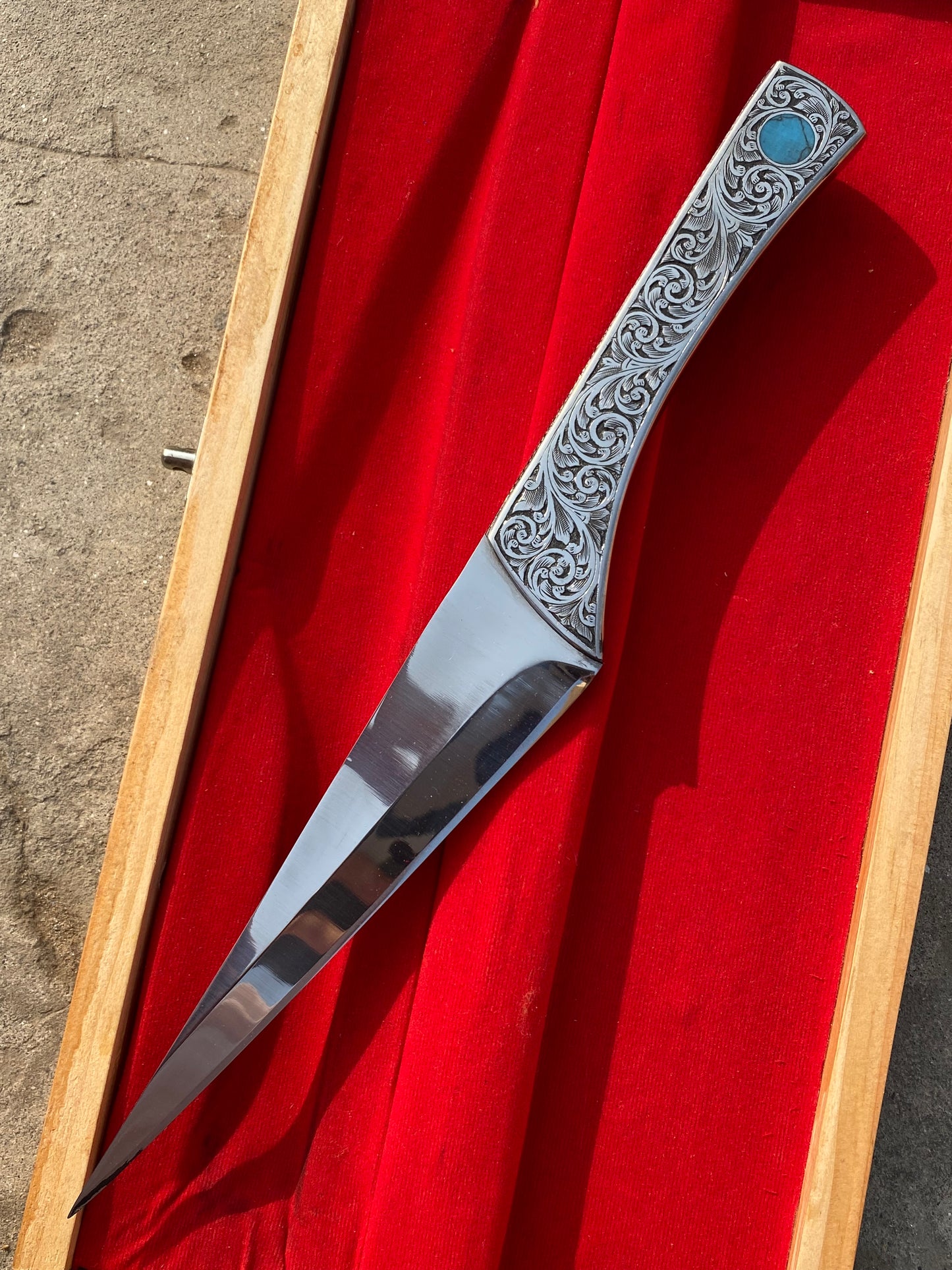 CUSTOM HANDMADE J2 STAINLESS STEEL HUNTING AND COLLECTABLE BOWIE KNIFE WITH STEEL ENGRAVED HANDLE WITH EMBOSSED FEROZA