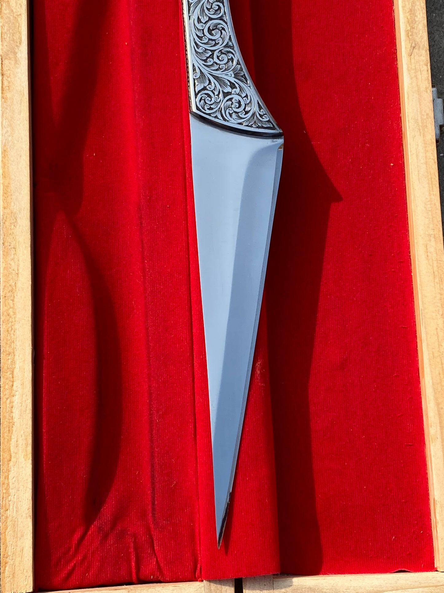 CUSTOM HANDMADE J2 STAINLESS STEEL HUNTING AND COLLECTABLE BOWIE KNIFE WITH STEEL ENGRAVED HANDLE WITH EMBOSSED FEROZA