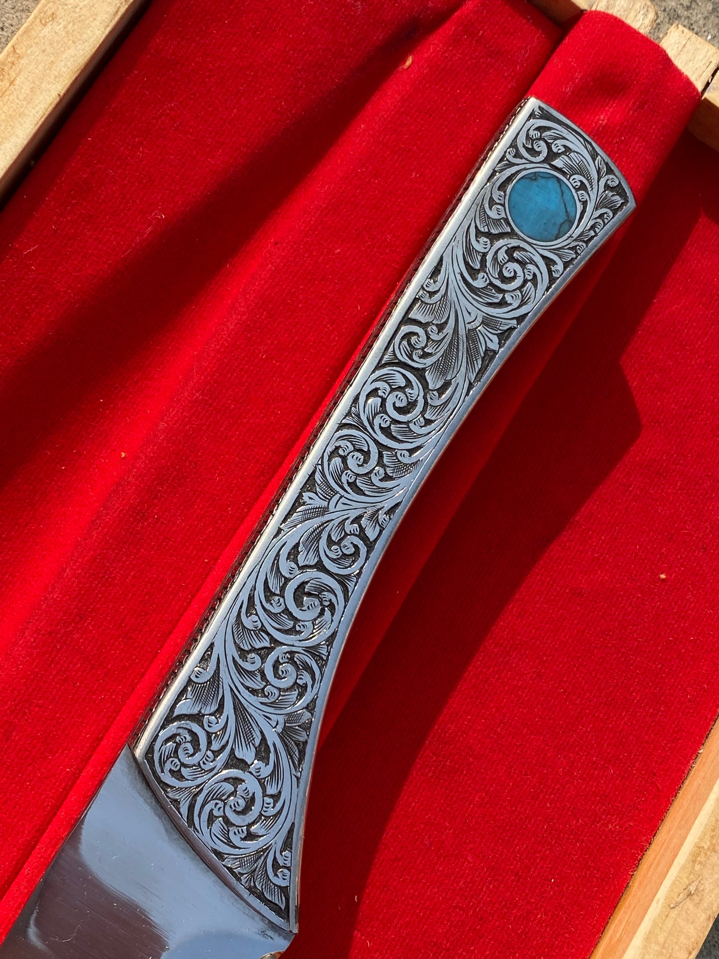 CUSTOM HANDMADE J2 STAINLESS STEEL HUNTING AND COLLECTABLE BOWIE KNIFE WITH STEEL ENGRAVED HANDLE WITH EMBOSSED FEROZA