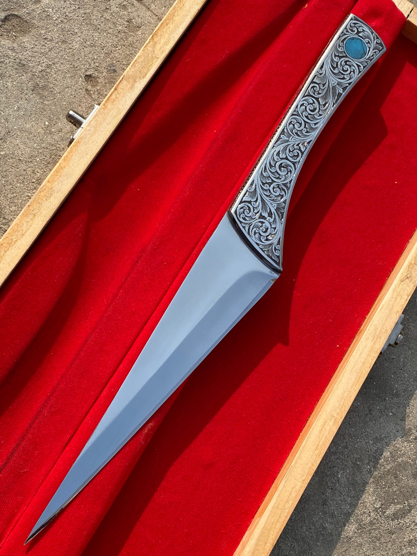 CUSTOM HANDMADE J2 STAINLESS STEEL HUNTING AND COLLECTABLE BOWIE KNIFE WITH STEEL ENGRAVED HANDLE WITH EMBOSSED FEROZA