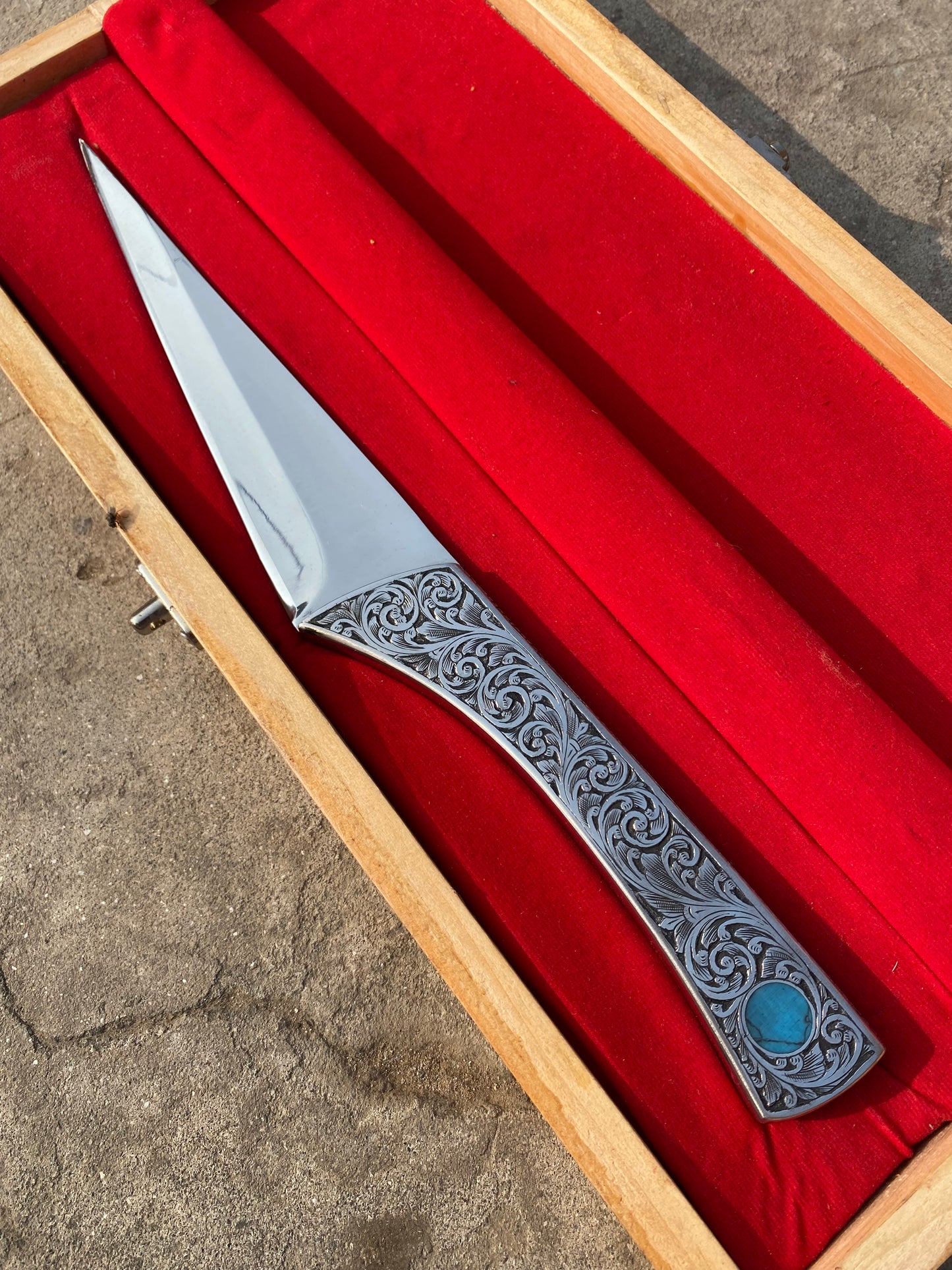 CUSTOM HANDMADE J2 STAINLESS STEEL HUNTING AND COLLECTABLE BOWIE KNIFE WITH STEEL ENGRAVED HANDLE WITH EMBOSSED FEROZA