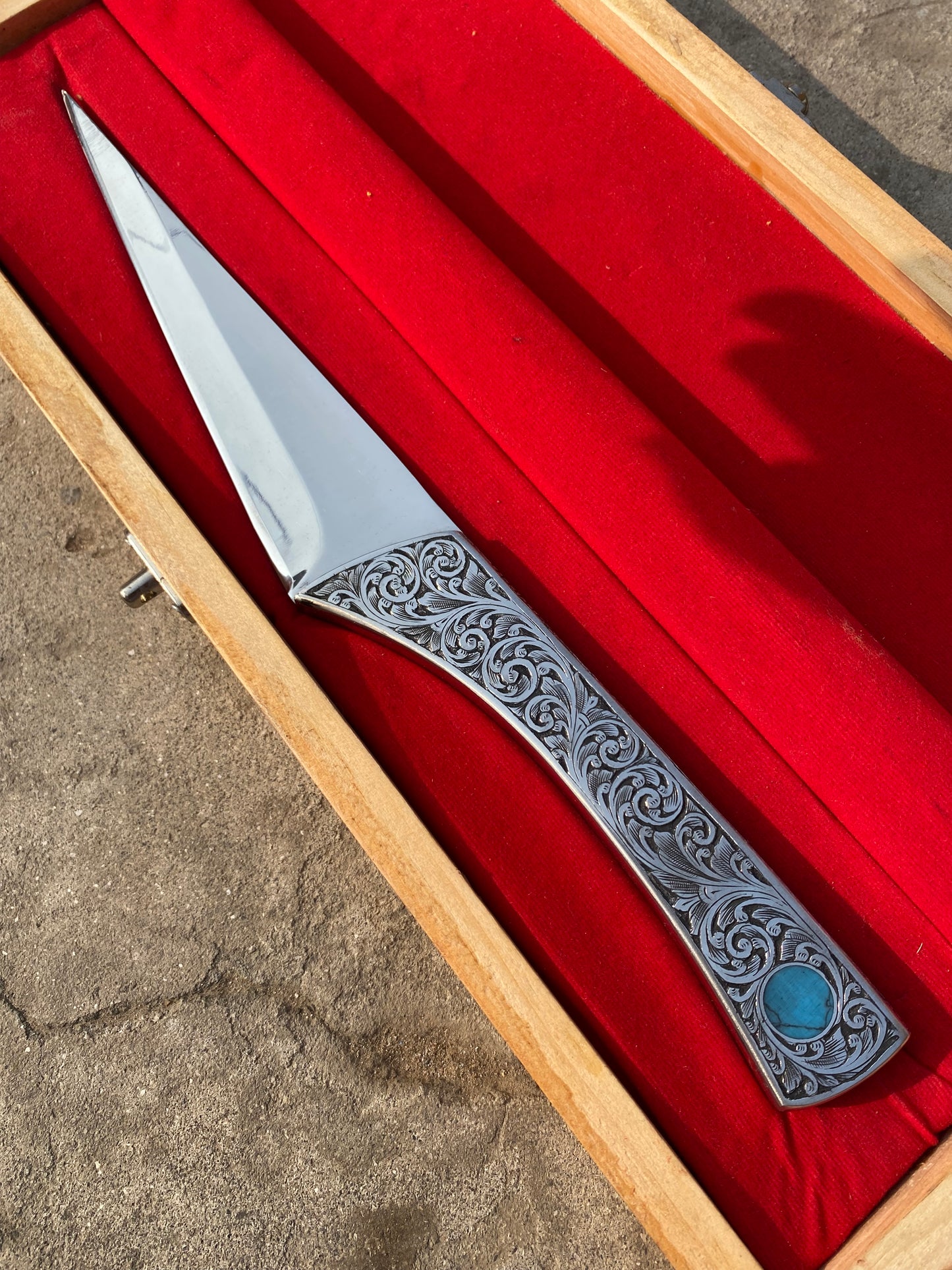 CUSTOM HANDMADE J2 STAINLESS STEEL HUNTING AND COLLECTABLE BOWIE KNIFE WITH STEEL ENGRAVED HANDLE WITH EMBOSSED FEROZA