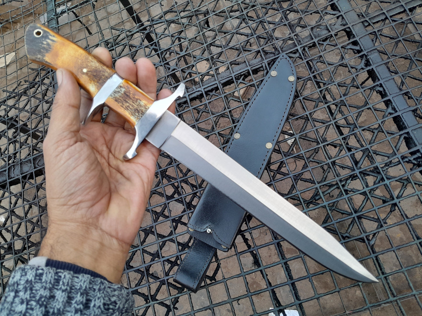 CUSTOM HANDMADE D2 TOOL STEEL BLADE HUNTING SURVIVAL CAMPING BOWIE KNIFE STAG/ANTLER HANDLE WITH LEATHER SHEATH